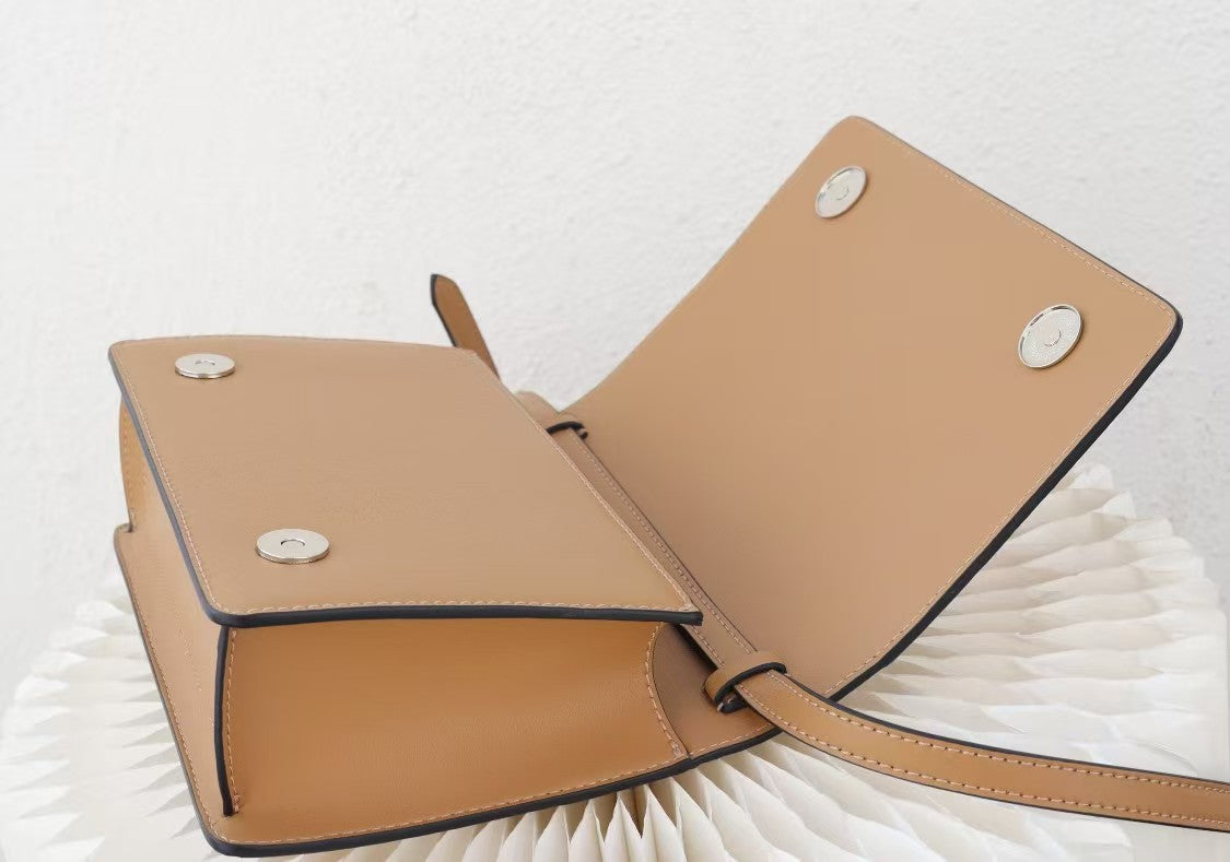 Chic Tan Leather Crossbody Bag with Silver Chain RM0007