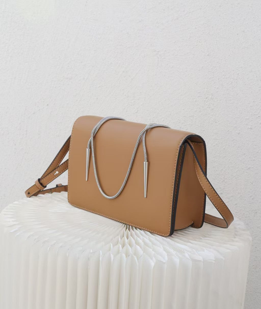 Chic Tan Leather Crossbody Bag with Silver Chain RM0007