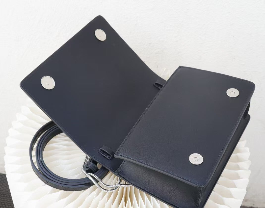 Chic Tan Leather Crossbody Bag with Silver Chain RM0007