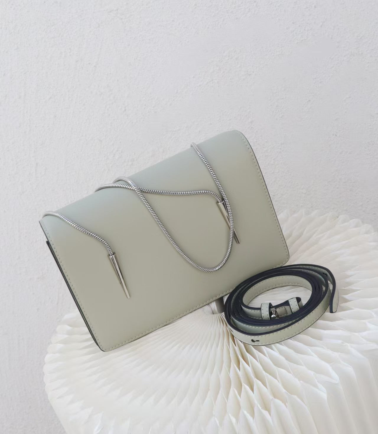 Chic Tan Leather Crossbody Bag with Silver Chain RM0007
