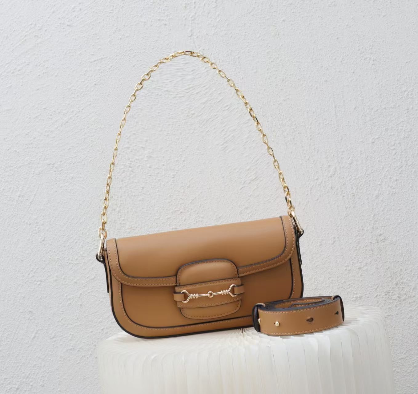 Elegant Tan Leather Crossbody Bag with Chain Detailing RM0005