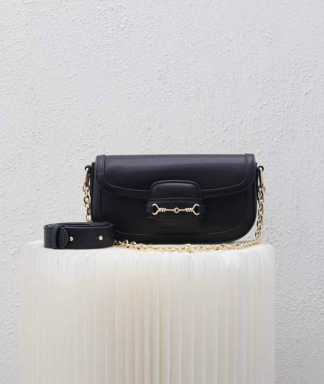 Elegant Tan Leather Crossbody Bag with Chain Detailing RM0005