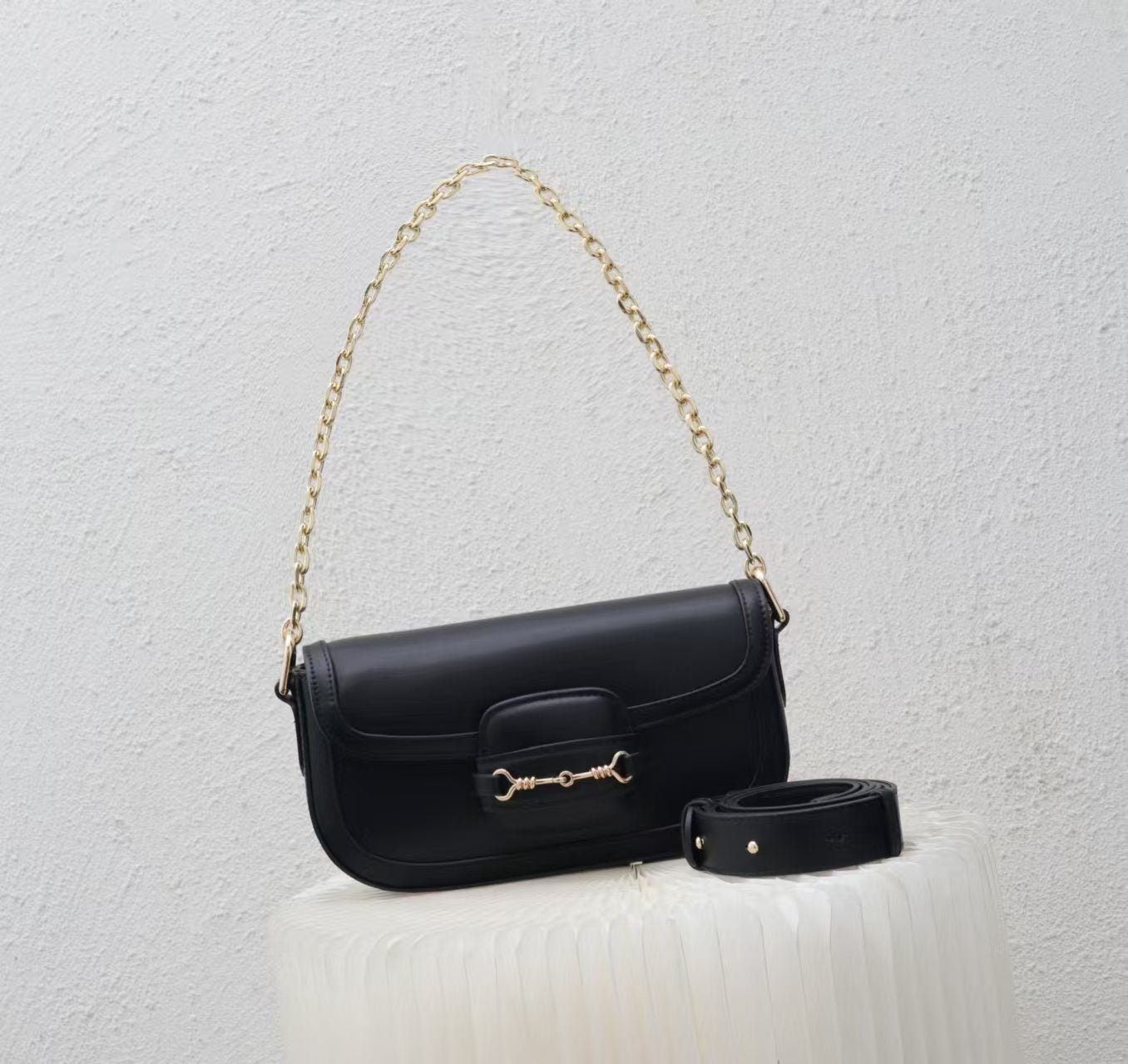 Elegant Tan Leather Crossbody Bag with Chain Detailing RM0005